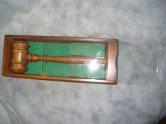 Gavel Drueke Model 9193 Grand Rapids, Mich Wooden Case with Glass Top